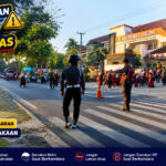 Personel Polres Lombok Timur Hadir Amankan Aktivitas Pelajar di Jalan Raya