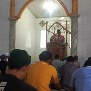Sampaikan Khutbah Jumat, Kapolsek Labuhan Badas Ajak Jemaah Waspadai Bahaya Narkoba demi Masa Depan Anak