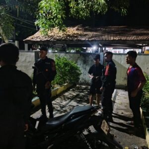 Ciptakan Kondusifitas Dini, Patroli Sat Samapta Polres Sumbawa Sambangi Taman Pertokoan dan Cek Kendaraan Remaja