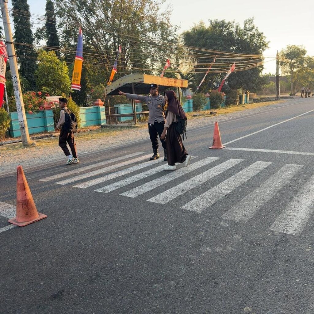 Beri Rasa Aman bagi Pelajar, Personel Polsek Utan Gelar Pengaturan Lalu Lintas Pagi di Depan SMPN 1 Utan