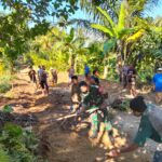 Gotong Royong Babinsa dan Warga Longserang, Lebarkan Jalan Buka Harapan