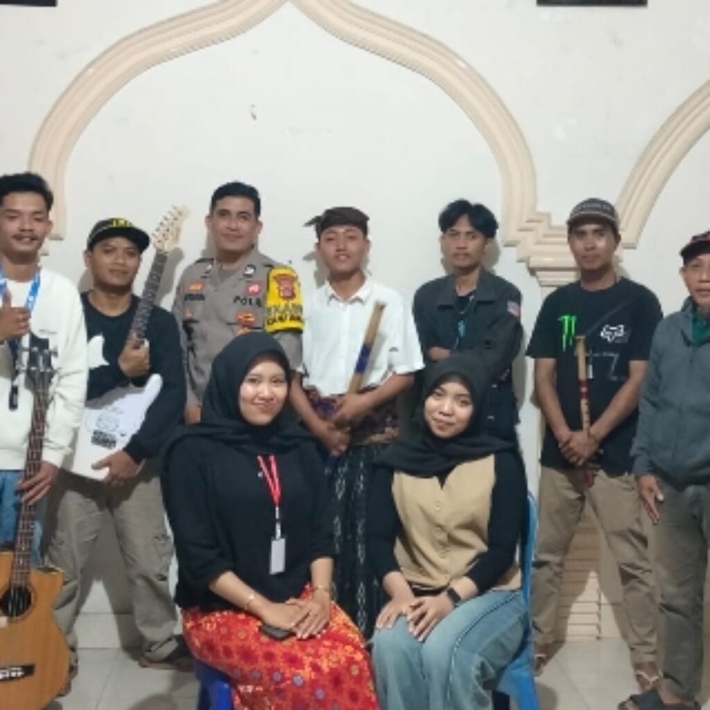 Bhabinkamtibmas Kelurahan Denggen Amankan Penutupan Lomba Karang Taruna Pendekar, Imbau Warga Jaga Kamtibmas