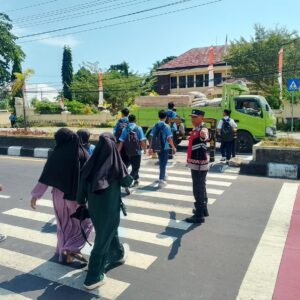 Polsek Gangga Laksanakan Gatur Lantas “Rawan Siang” di Jalan Raya Kecamatan Gangga