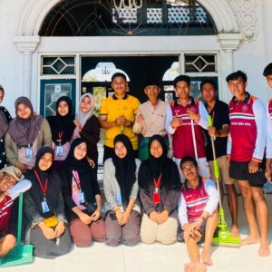 Bhakti Religi, Bhabinkamtibmas Polsek Woha dan Mahasiswa Universitas STKIP Taman siswa Gotong Royong Bersihkan Masjid