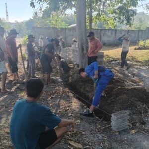 Ditpolairud Polda NTB Bersama TNI dan Masyarakat Gotong Royong Bangun Pagar TPU Desa Calabai