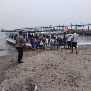 Sat Polairud Polres Lombok Utara Lakukan Pengecekan Kapal Shiptender di Pelabuhan Teluk Nara  LOMBOK UTARA – Personel Satuan Polisi Airud
