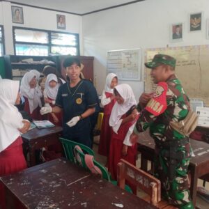 Babinsa Mekarsari Dampingi Cek Kesehatan dan Imunisasi di Sekolah