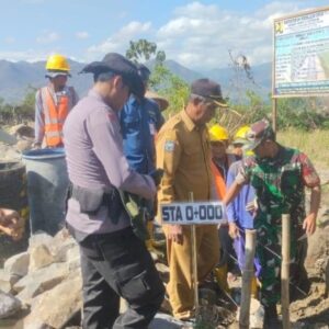 Hadiri Peletakan Batu Pertama Pembayaran Dam Sampalu, Bhabinkamtibmas Polsek Madapangga Imbau Warga Jaga dan Sukseskan Program Irigasi