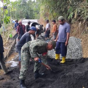 Babinsa Labuan Tereng Hadir Bangun Jalan Demi Kemajuan Desa