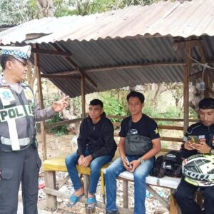 Melalui Program Satlantas Menyapa, Unit Kamsel Satlantas Polres Bima Kabupaten Edukasi Warga Tertib Berlalulintas