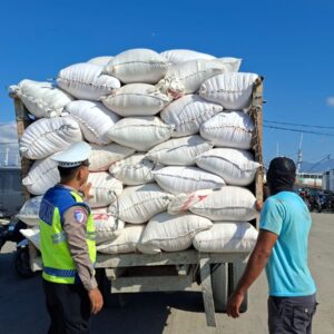 Cegah Kecelakaan, Satlantas Polres Bima Kota Ingatkan Sopir Truk Bahaya Overload