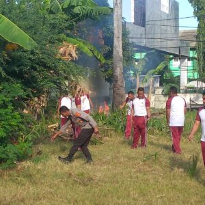 Peduli Lingkungan, Polsek Rasanae Barat Laksanakan Kurve di TPU Samping Mako