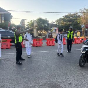 Strong Point Pagi, Unit Lantas Polsek Rasanae Barat Bantu Kelancaran Arus Lalu Lintas dan Pelajar