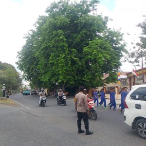 Semarak HUT RI ke-81, Jajaran Polsek Sumbawa Kawal Ketat Lomba Gerak Jalan Tingkat Pelajar