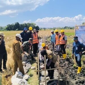 Bhabinkamtibmas Polsek Madapangga Hadiri Peletakan Batu Pertama Pembangunan DAM Irigasi Beringin