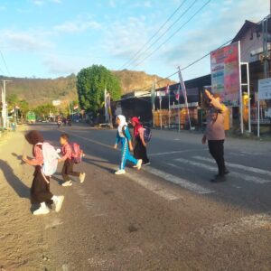 Berikan Rasa Aman, Bhabinkamtibmas Polsek Rhee Laksanakan Pengaturan Lalu Lintas Pagi di Depan SDN Rhee Berru