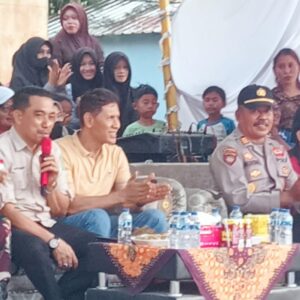 Personel Polsek Woha Laksanakan Pengamanan Lomba Gerak Jalan Tingkat SMA Semarakkan HUT Kemerdekaan RI KE-81
