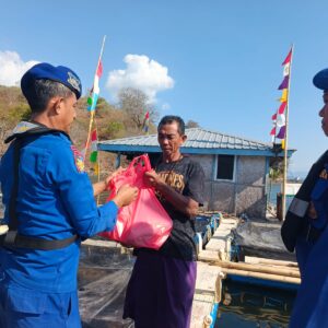 Polri Peduli Masyarakat Pesisir, Sat Polairud Polres Bima Kota Bagikan Sembako di Teluk Bima