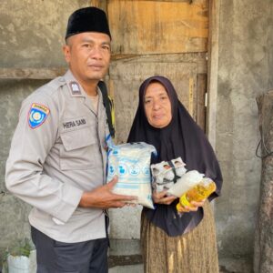 Polri Hadir di Tengah Masyarakat, Bhabinkamtibmas Penatoi Salurkan Bantuan Sembako
