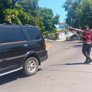 Polsek Bayan Gelar Pengaturan Rawan Siang di Jalan Raya Anyar, Himbau Keselamatan Berlalu Lintas
