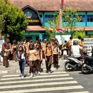 Jaga Keamanan Pelajar Pulang Sekolah, Polsek Tanjung Gelar Pengaturan Rawan Siang di Depan SMPN 1 Tanjung