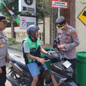 Polres Bima Kota Bagikan Ratusan Bendera, Ajak Masyarakat Kobarkan Semangat Kemerdekaan