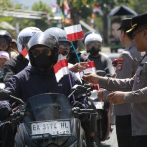 Semarakkan Hari Kemerdekaan, Polres Sumbawa Barat Bagikan Bendera Merah Putih Kepada Pengguna Jalan