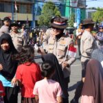 Gelora Nasionalisme Sambut HUT RI, Kapolres Sumbawa Turun ke Jalan Bagikan Ratusan Bendera dan Pita Merah Putih