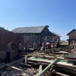Gempa Flores Berdampak ke Bima, Tim SAR Brimob Polda NTB Bantu Bersihkan Rumah Warga