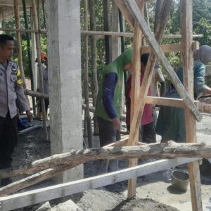 Patroli Sambang, Personel Polsek Monta Gotong royong Pembangunan Masjid Nurul Hidayah di Desa Waro
