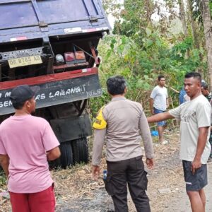 Diduga Kabin Lepas dari Pengunci, Truk Terperosok di Jalan Rontu-Kumbe Sopir di Evakuasi