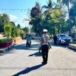 Polres Bima Kota Hentikan Sementara Arus Lalu Lintas dan Nyalakan Sirine Saat Pengibaran Bendera Merah Putih