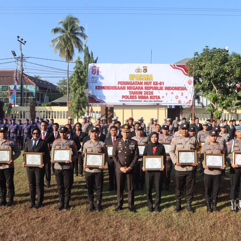 Momen Kemerdekaan, Polres Bima Kota Berikan Penghargaan kepada 28 Personel Berprestasi