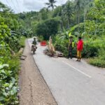 Cegah Kecelakaan, Babinsa Pasang Rambu di Jalan Amblas