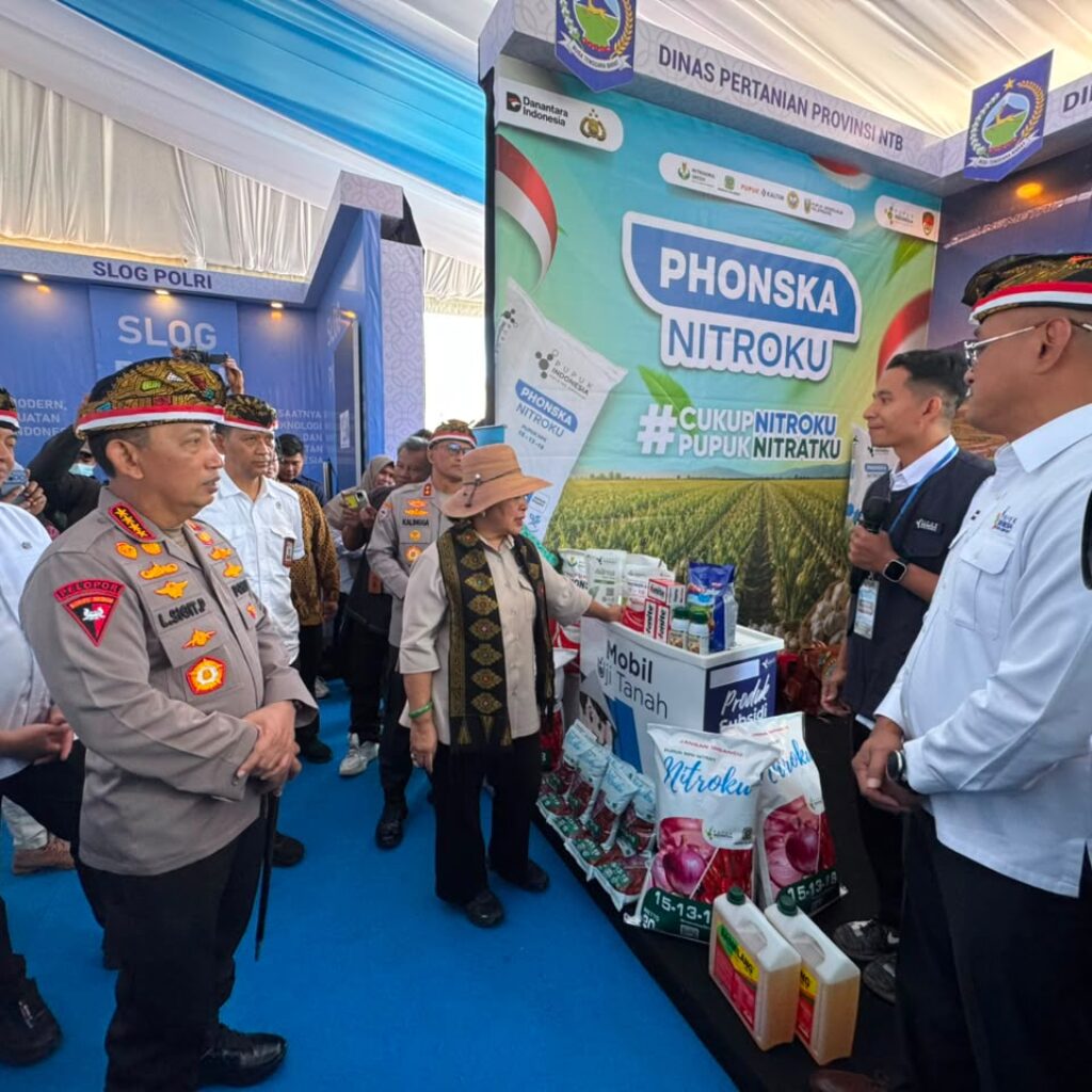 Kapolri dan Menko Pangan Panen Raya Bawang Putih di Sembalun
