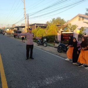 Berikan Rasa Aman ke Pelajar dan Pengguna Jalan, Polsek Buer Gelar Strong Point Pagi di SDN Perenang