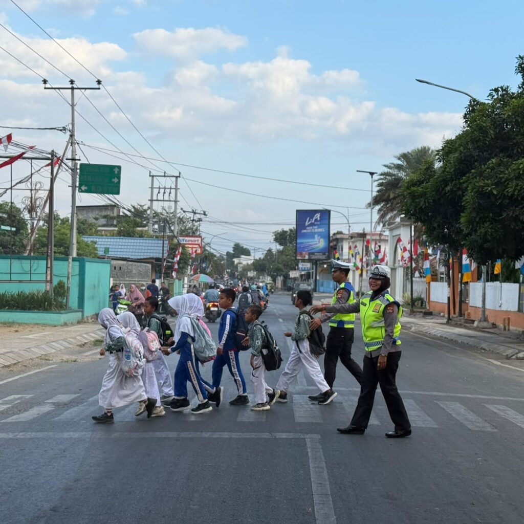 Sat Lantas Polres Bima Kota Hadir di Pagi Hari, Bantu Pelajar Menyeberang dengan Aman