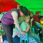 Hadir Berikan Pemulihan Psikologis, Personel Polres Sumbawa Dampingi Korban Gempa di Flores