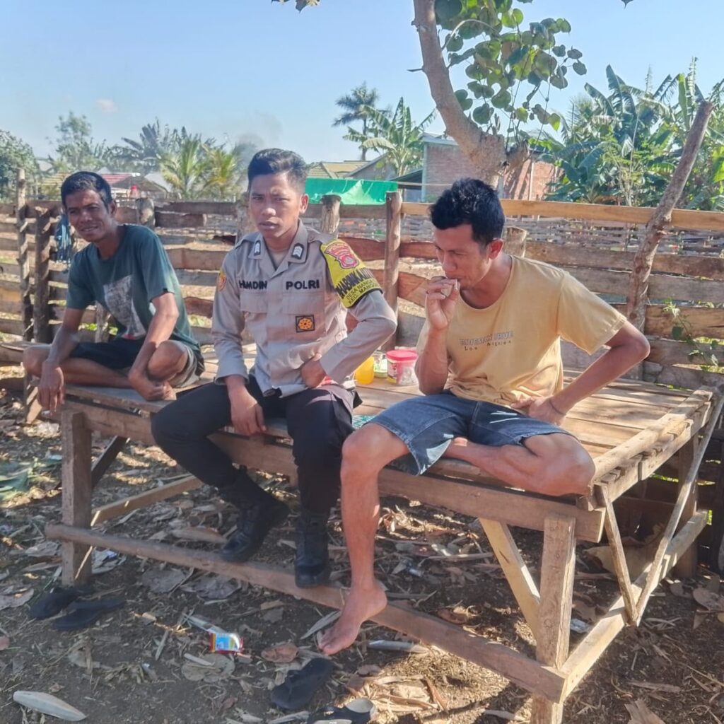 Bhabinkamtibmas Desa Nanga Tumpu Ajak Warga Hindari Main Hakim Sendiri