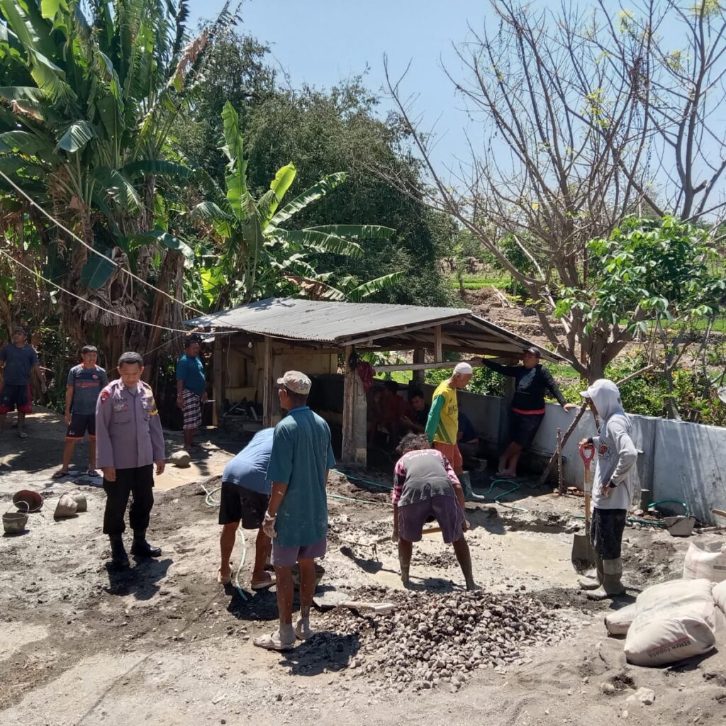 Wujud Kepedulian Polri, Bhabinkamtibmas Desa Wora Ikut Cor Tiang Masjid