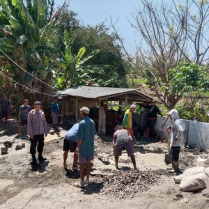 Wujud Kepedulian Polri, Bhabinkamtibmas Desa Wora Ikut Cor Tiang Masjid