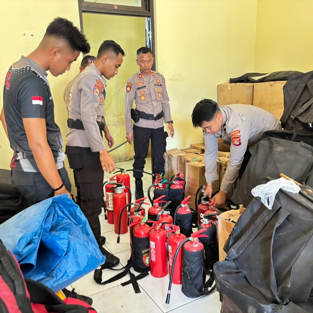 Siaga Bahaya Kebakaran, Polres Bima Kota Pasang APAR di Titik Strategis