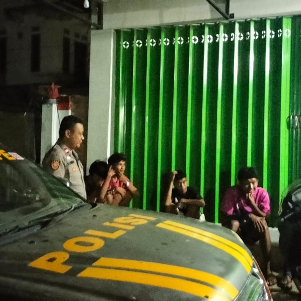 Polsek Sape Gelar Patroli Rutin, Sampaikan Imbauan Kamtibmas kepada Masyarakat