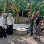 Jaga Kebersihan, Babinsa Dampingi Pembuatan Bak Sampah