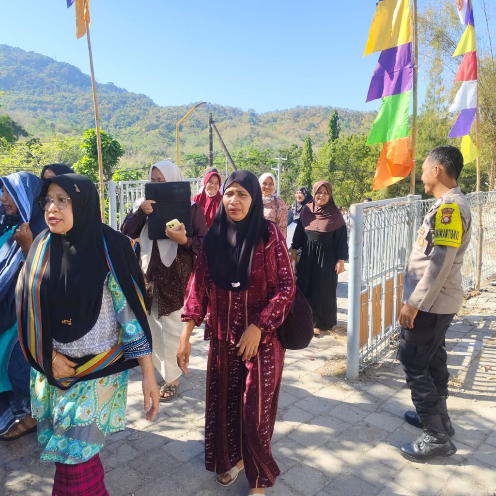 Bhabinkamtibmas Pantau Pendaftaran Bakal Calon Kepala Desa Kemuning