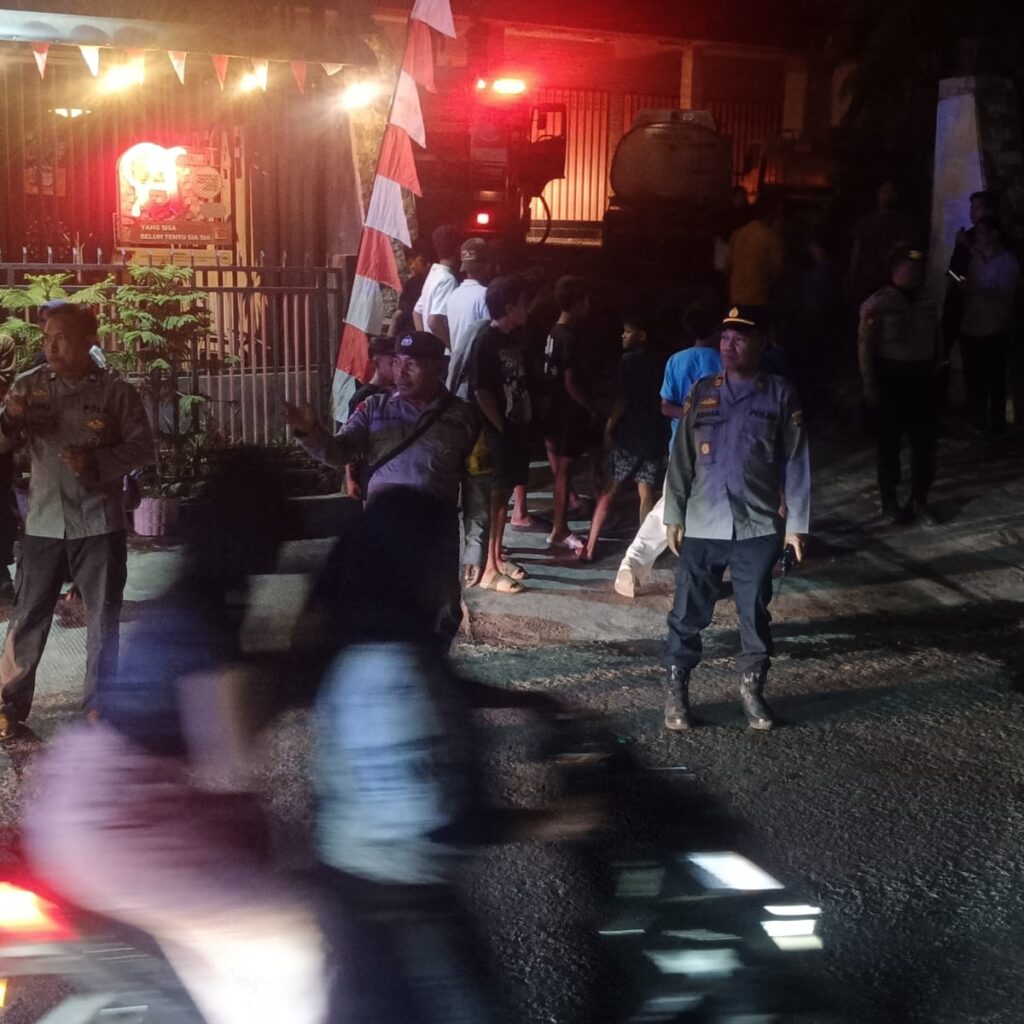 Polsek Rasanae Barat Respons Cepat Kebakaran Bengkel, Bantu Padamkan Api dan Amankan Jalur Lalu Lintas