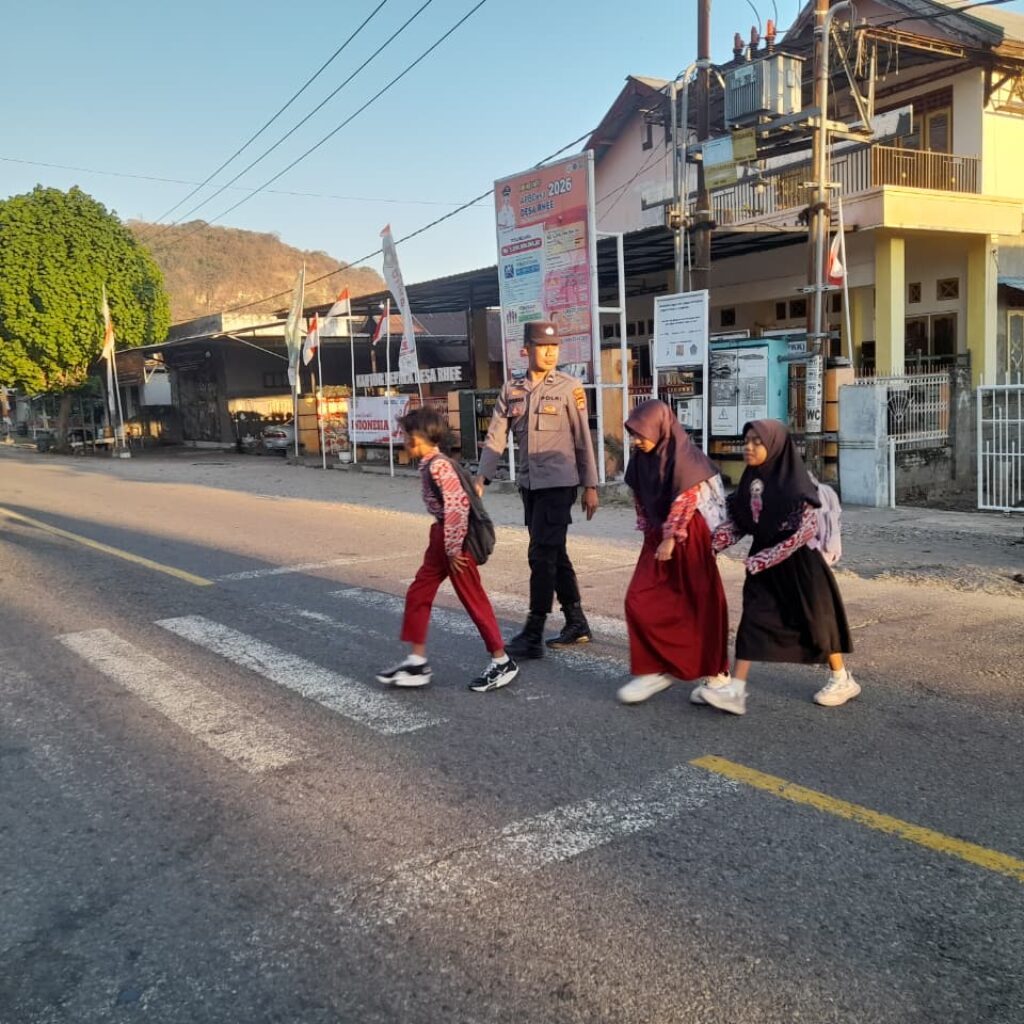 Berikan Rasa Aman di Pagi Hari, Personel Polsek Rhee Laksanakan Pengaturan Lalu Lintas di Depan SDN Rhee Beru