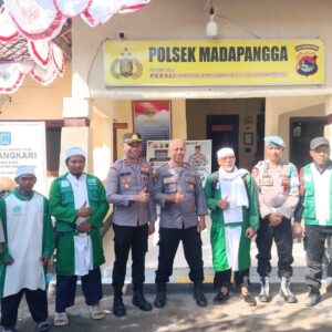 Wujud Kedekatan Polri Dengan Tokoh Agama Polsek Madapangga Kawal Kegiatan Konvoi Syi,ar Khilawatul Muslimin