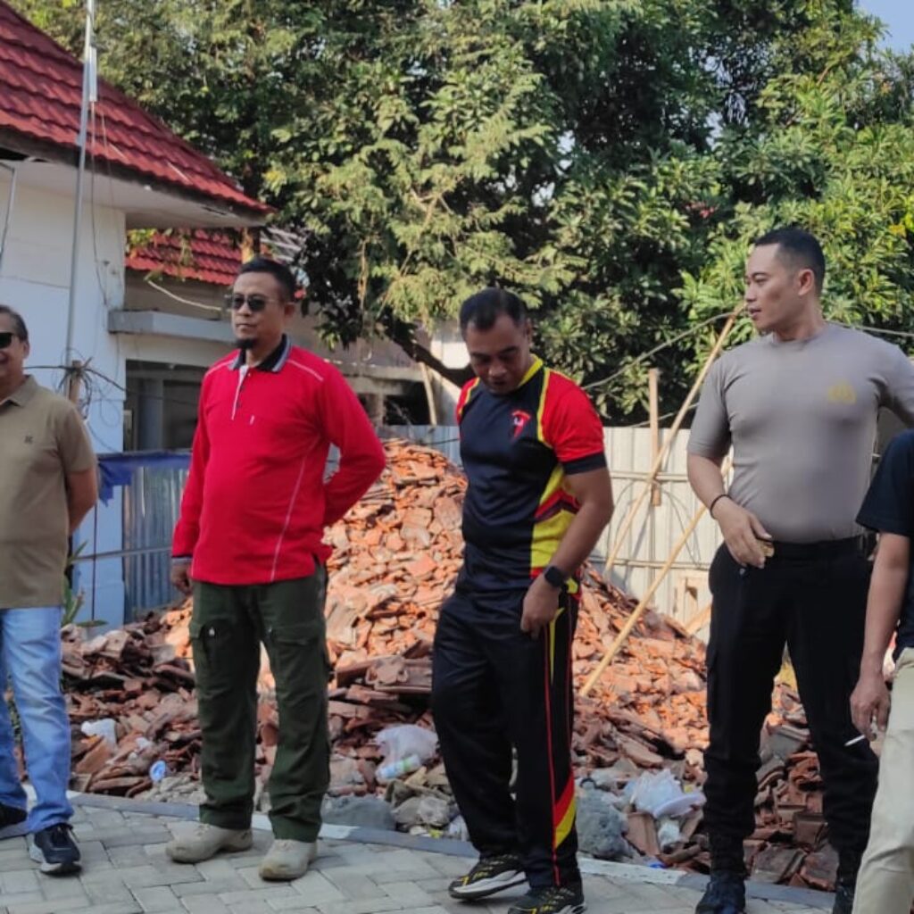 Polres Bima Kota Bersama Pemkot Bima Gotong Royong Bersihkan Areal Gedung Baru RSUD