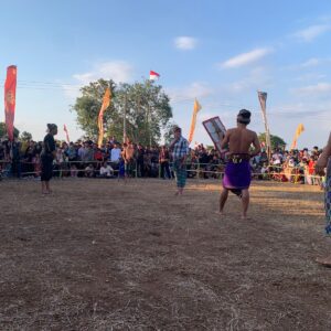 POLSEK MANGGELEWA AMANKAN PEGELARAN SENI BUDAYA PERESEAN, SEMARAKKAN HUT RI KE-81